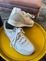 NIKE Weiß Rosa Grau 35€ je Paar fast neu SCHNÄPPCHEN! Kiel - Kiel - Exerzierplatz Vorschau