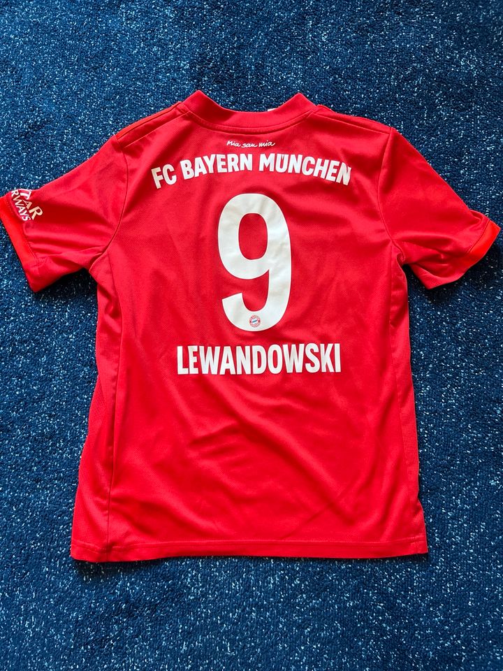 Rotes Bayern Trikot in Wiesbaden