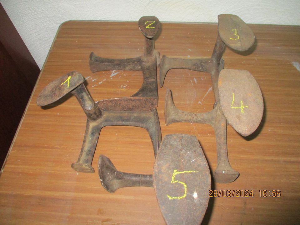 Altes Schusterwerkzeug, Dreifuß 5 Stück in Rabenau