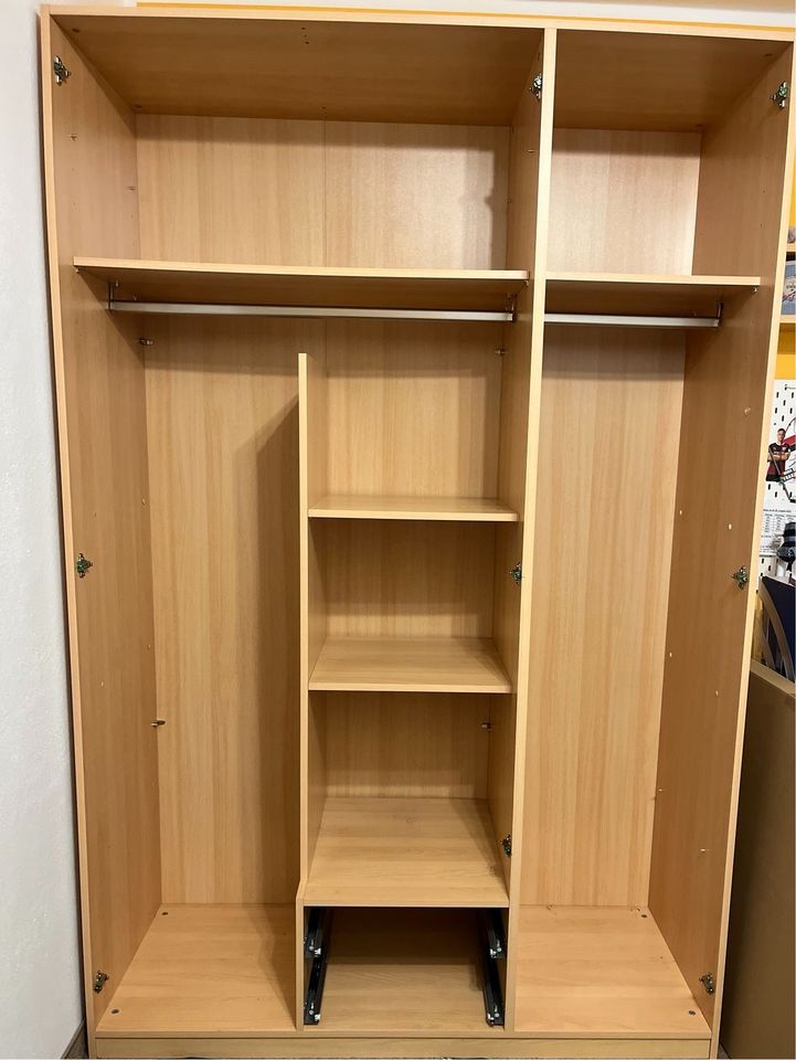 Kleiderschrank Kommode Regale Welle Möbel Buche neuwertig in Riesa