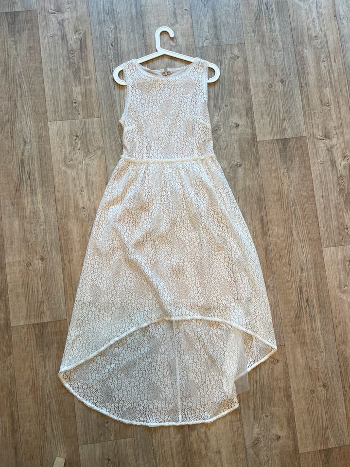 Kleid mit weißer Stickerei auf cremefarbenem Unterkleid. in Heuchelheim