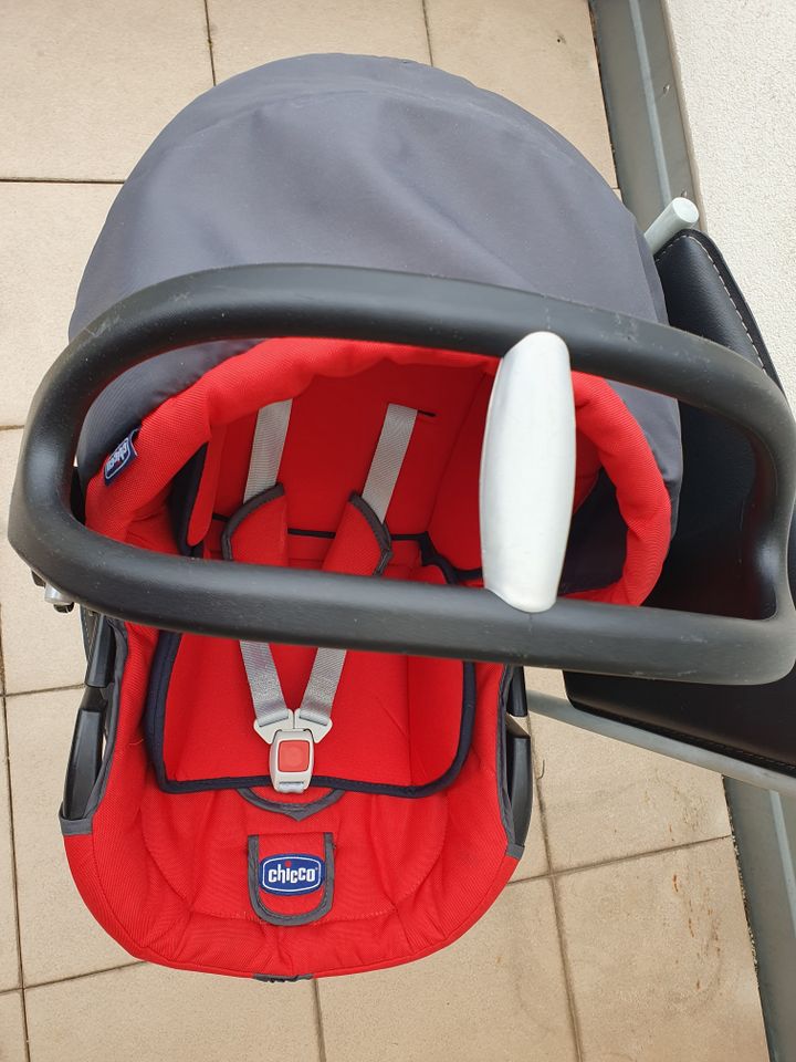 Chicco Babyschale Autositz 0 - 13 kg Gruppe 0+ rot schwarz in Düsseldorf