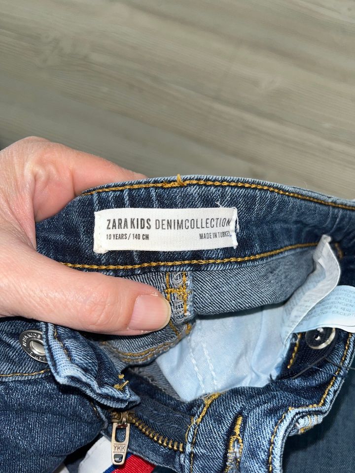 Zara Kids Jeans im Used look mit Seitenstreifen, Gr. 140, gut in Wolfenbüttel