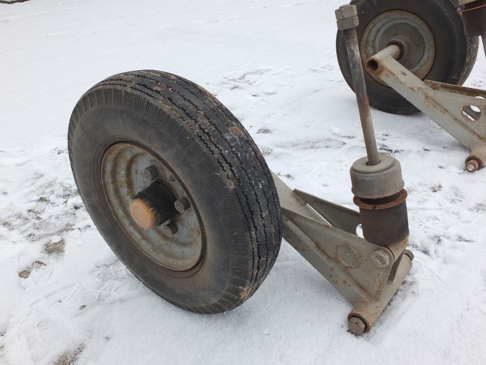 Räder für DDR Autohänger HP 350 inkl. Radaufhängungen in Malschwitz