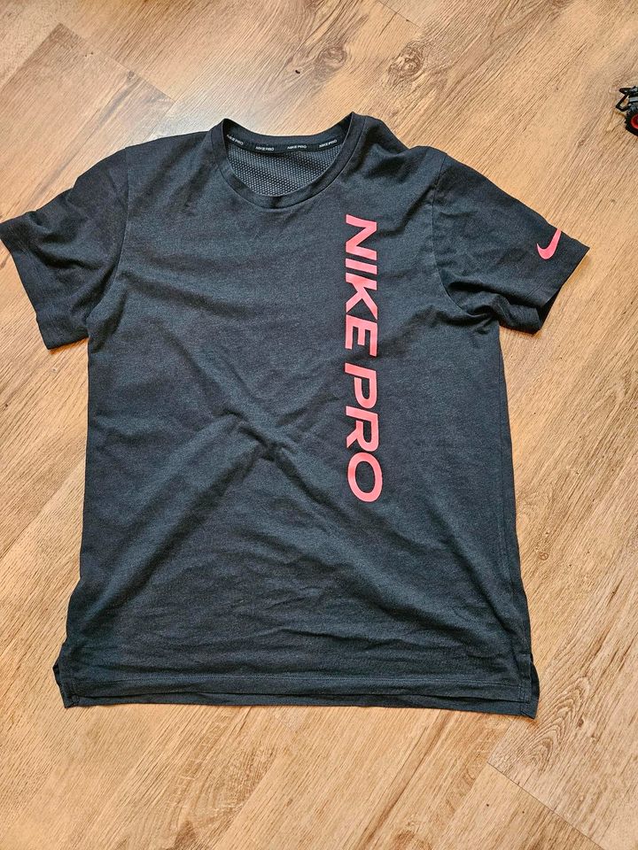 Nike pro Shirt in Meppen