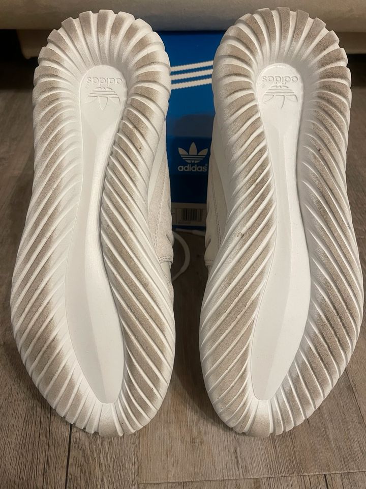 Adidas tubular 44 hotsell