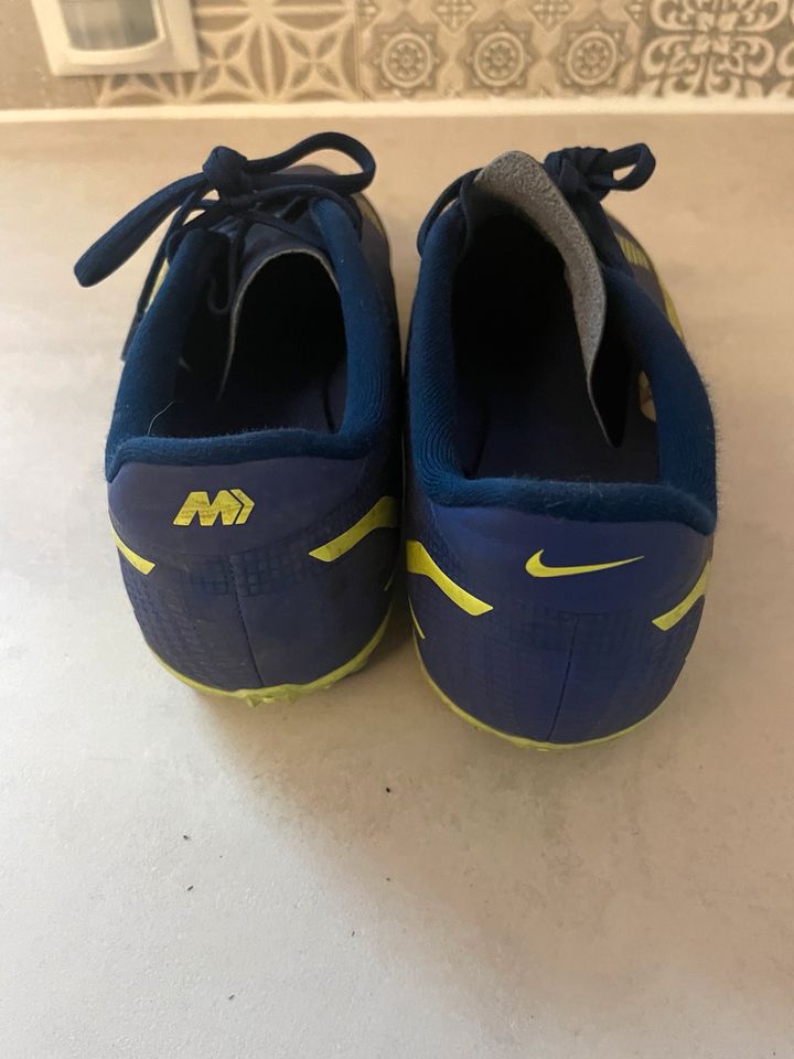 Fußballschuhe Nike blau/gelb 36,5 in Berkenthin