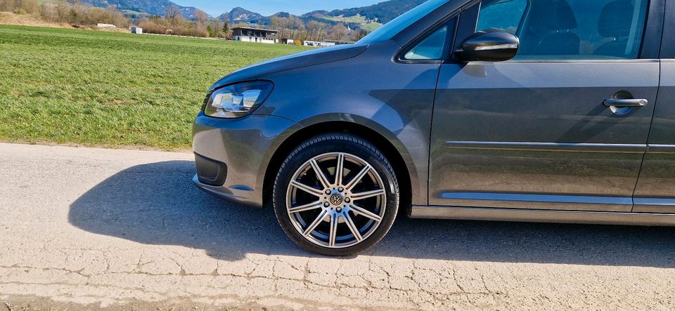 Volkswagen Touran Comfortline (Autom.)(Standh.)(Tüv&Service Neu) in Kiefersfelden