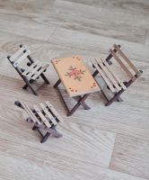 Puppenstubenmöbel von Dregeno, Set aus Tisch, Stühle und Bank Thüringen - Wutha-Farnroda Vorschau
