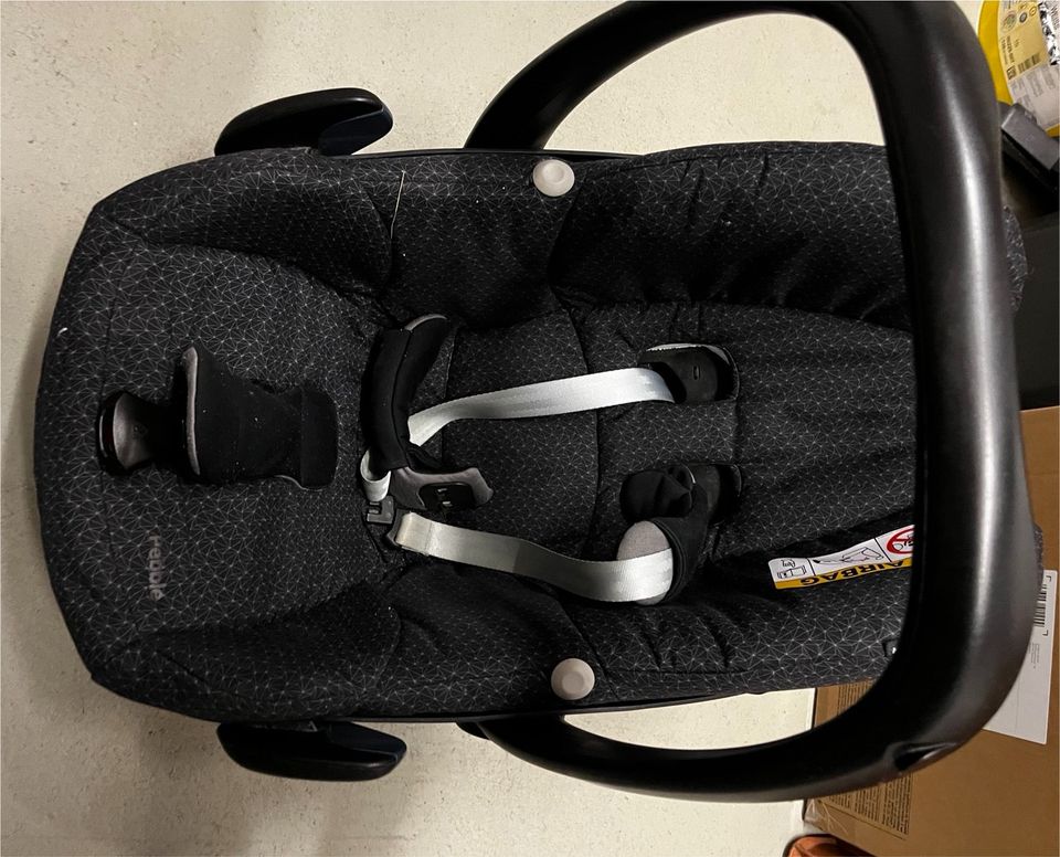 Maxi Così Babyschale Pebble mit Isofix Station in Denkendorf