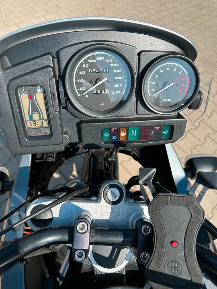 Motorrad BMW GS 1150 in Rohr