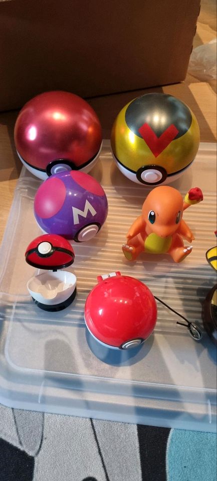 Pokemon Sammlung Pokebälle + Figuren + Lampe in Nettetal