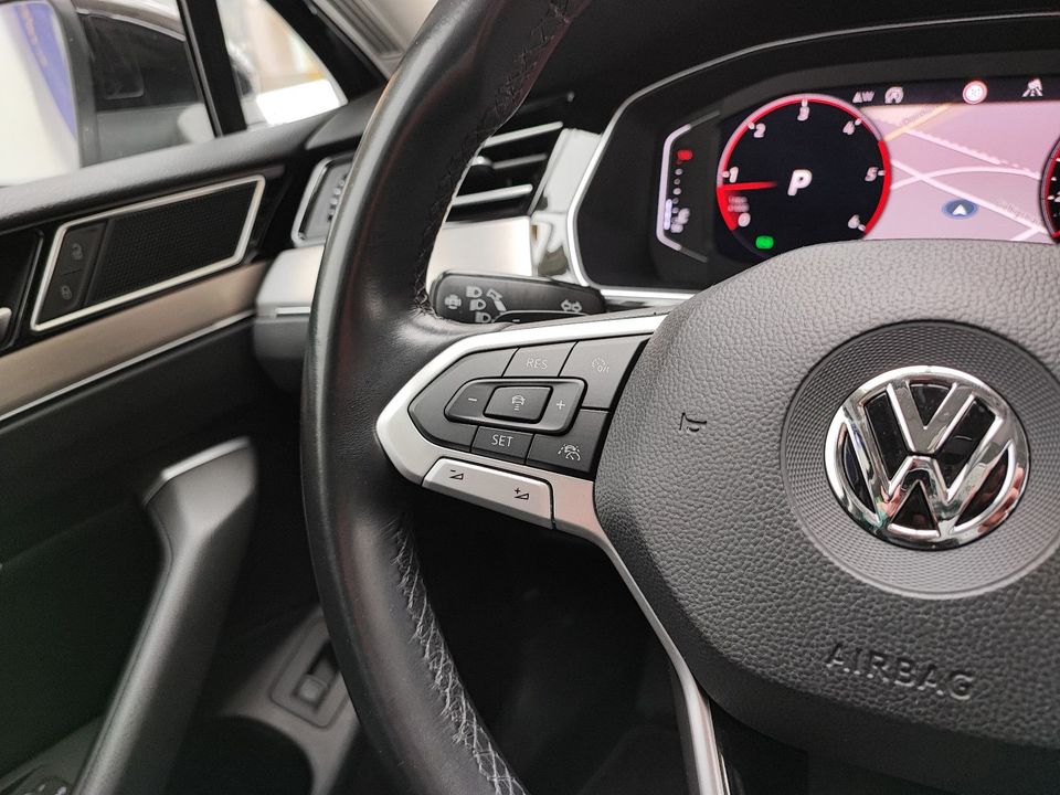 Volkswagen Passat Variant Elegance R-Line Panorama Standhzg in Aurich