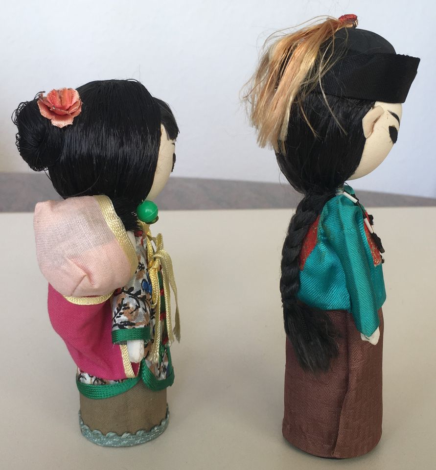 Puppen in traditionellen Kostümen aus Südkorea und Hognkong, 60er in Heidelberg