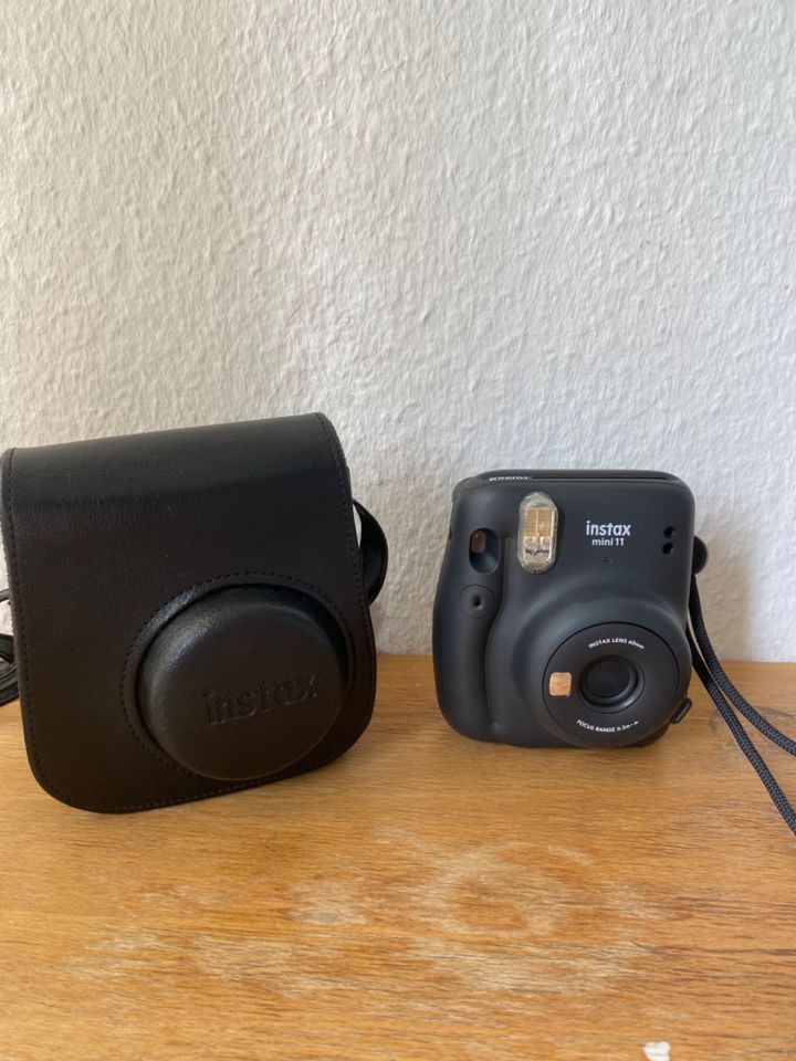 Instax Mini 11 Camera + Bag in Bonn