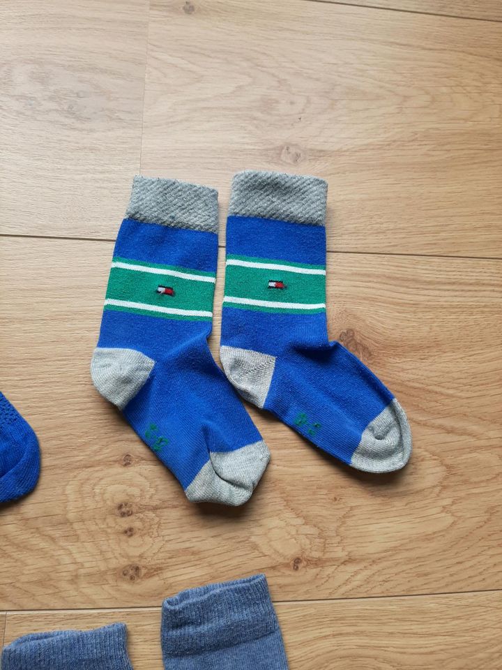 fünf Paar Socken gr 27 / 30 gr 104 / 110 von Tommy hilfiger in Ascheberg