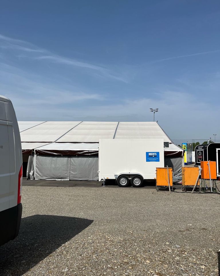 Kühlanhänger Kühlwagen zu vermieten Getränke Hochzeit Messe Event in Ebersbach-Musbach