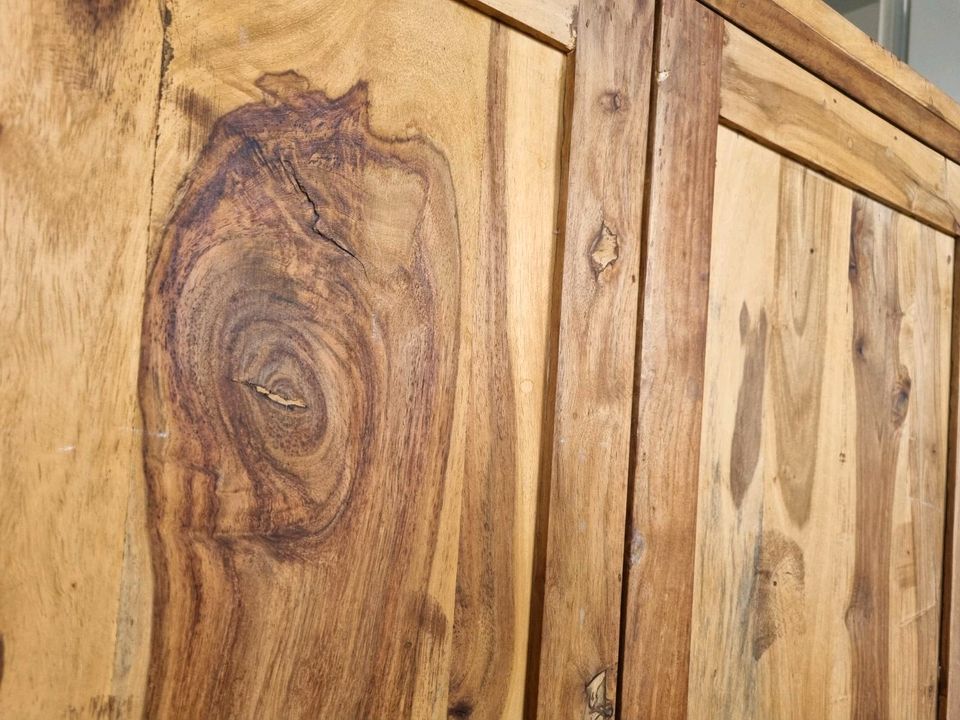 Massiv Holz Barschrank Sheeshamholz, ausklappbar in Schwerin