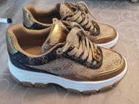 Neuwertige original Guess Damen Sneaker / Turnschuhe  Gr. 39 Kr. München - Unterschleißheim Vorschau