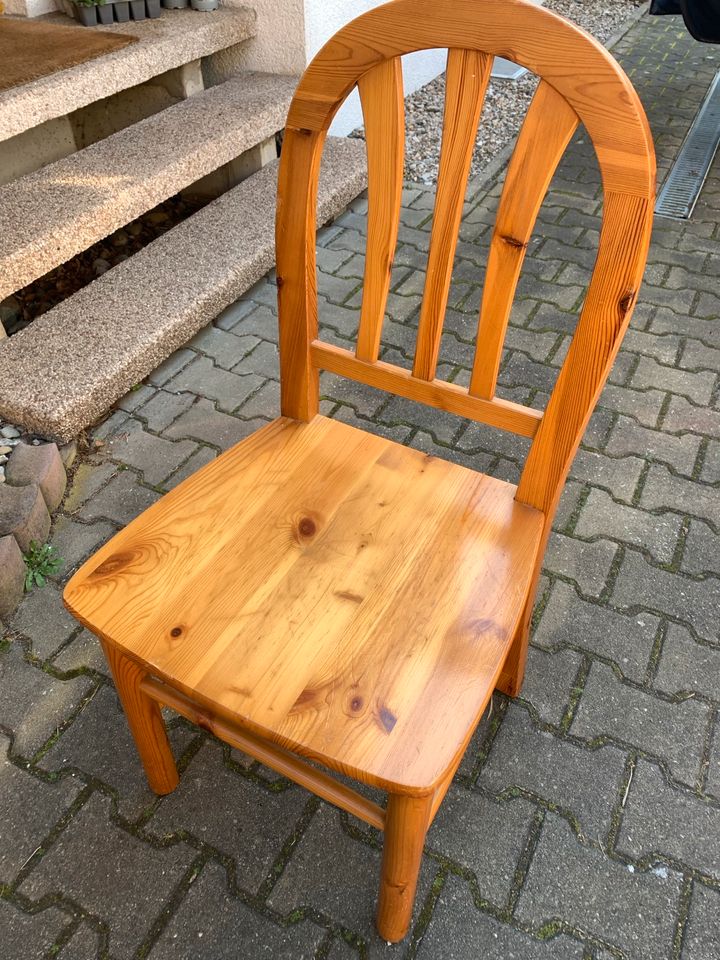 4x Massivholz Stühle in Zirndorf