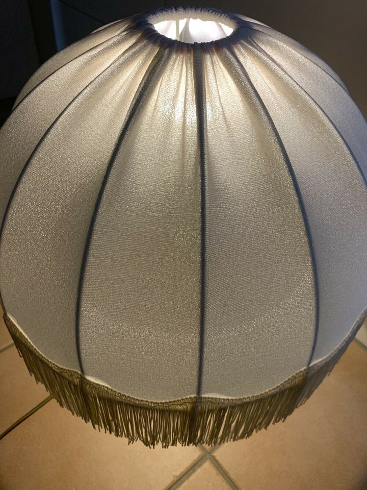 Retro Tischlampe Lampe für den Nachttisch mit Lichtquelle in Kell am See
