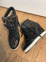 Stylische Jimmy Choo Designer-Echt-Leder-High-Top-Sneaker Gr.39,5 München - Bogenhausen Vorschau