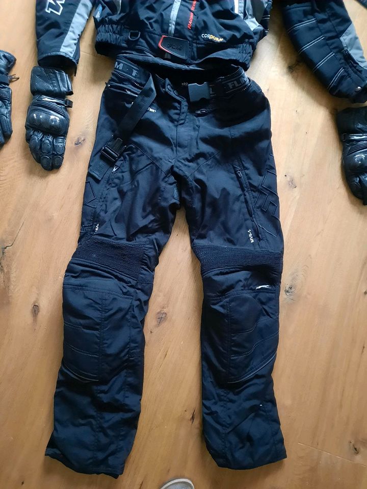 Motorradhose, Jacke und 2 Paar Handschuhe, Größe M in Münnerstadt