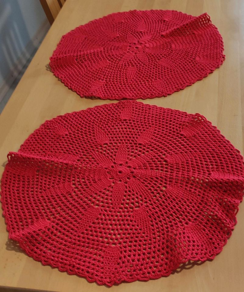 Tischdeckchen Set rot (2 Teile), Handarbeit / gehäkelt in Beilngries