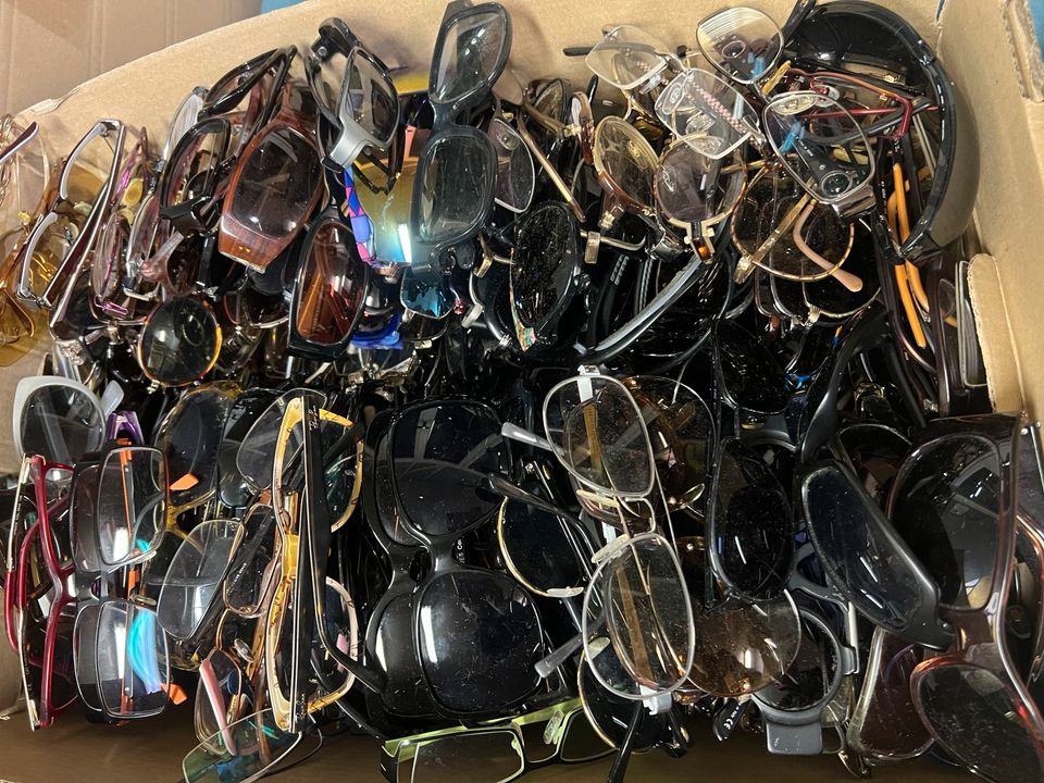 Über 7000 Stück Brillen aller Marken in Nonnweiler