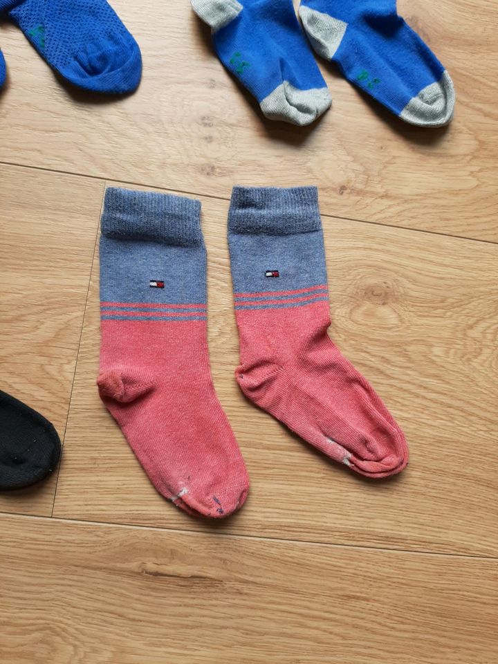 fünf Paar Socken gr 27 / 30 gr 104 / 110 von Tommy hilfiger in Ascheberg