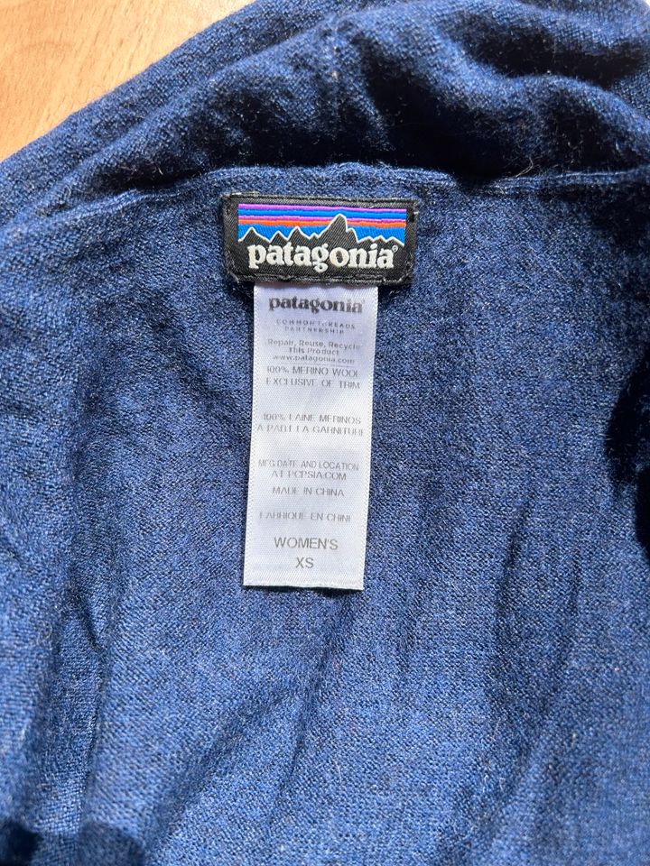 Blauer Patagonia Pullover in Bonn