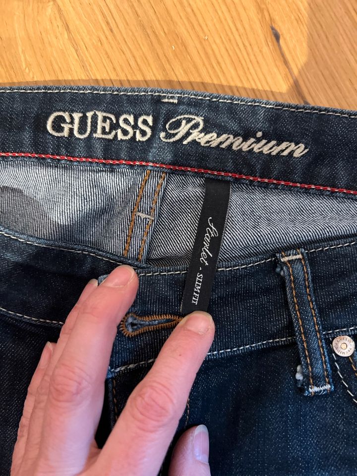 Guess Jeans 29 kurz in Kiedrich