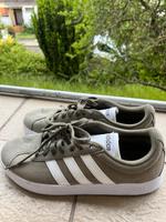 Adidas Court Turnschuhe, Wildlederoptik, grün, nur einmal getrage Hessen - Borken Vorschau