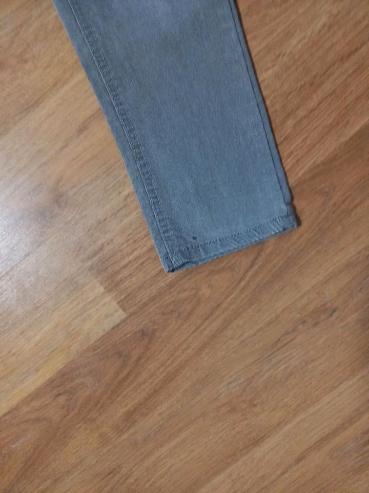 Hose Jeans grau Größe 152 innen verstellbar in Oetzen