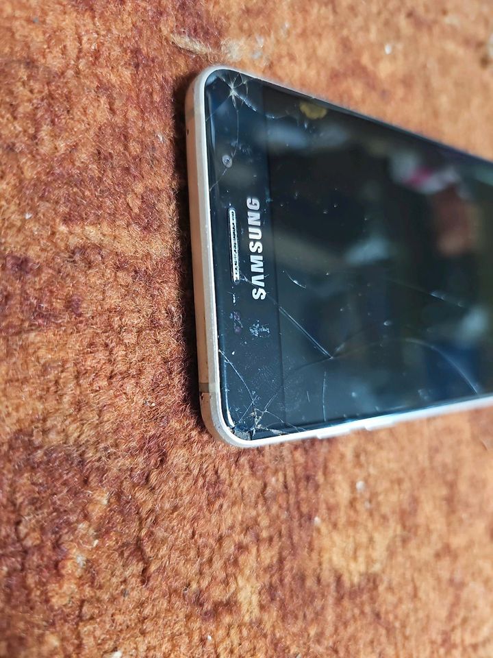 Handy Samsung A3 defekt zur Ersatzteilgewinnung /K3 in Frohburg