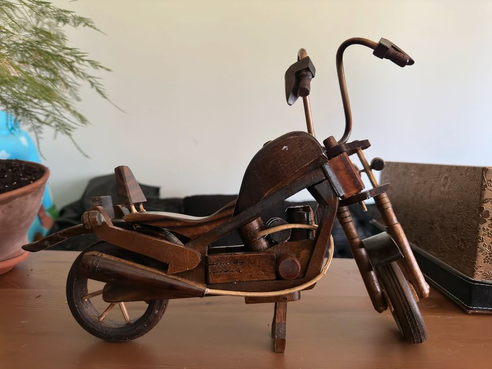 Handgemachte Holzdekoration - Motorradfigur in Köln