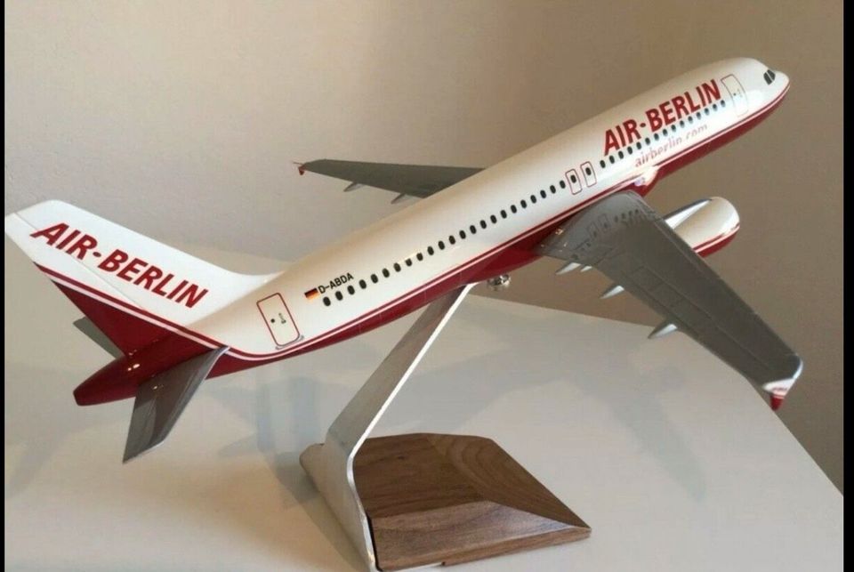 Hochwertiges Air Berlin Flugzeugmodell Maßstab 1:100 Pacmin in Frankfurt am Main