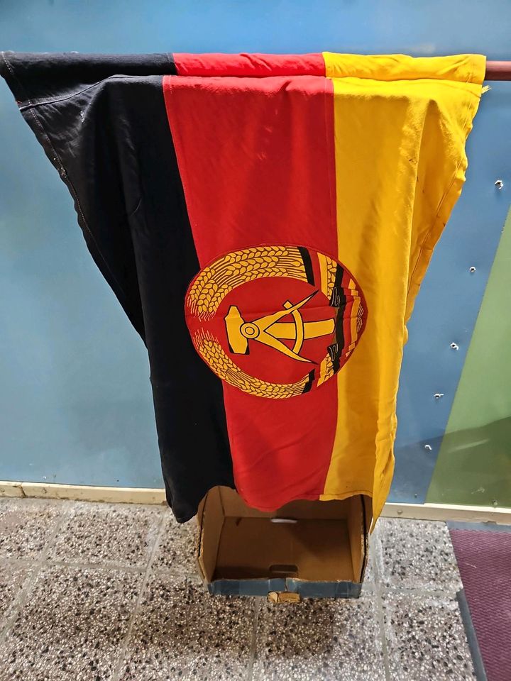DDR Fahne mit Holzstiel-gut erhalten / K 25 in Frohburg