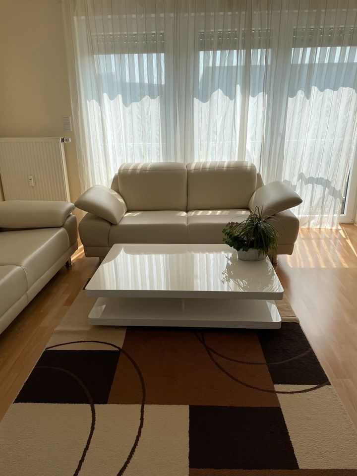 Sofas und Teppich + rechteckiger Wohntisch in Centrum