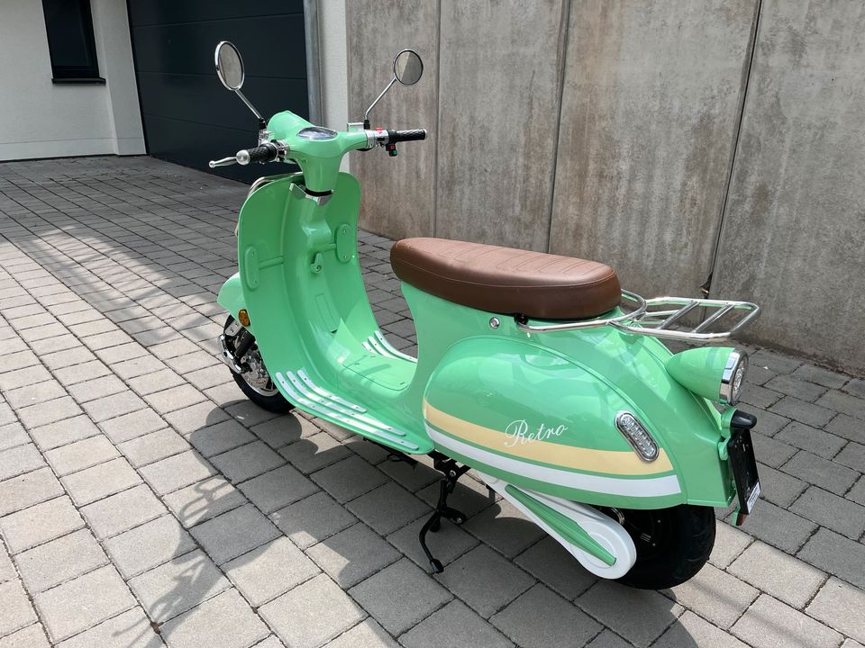 Elektroroller im Vespa Design " Retro " mit 2 Akkus 45 km/h in Saarwellingen