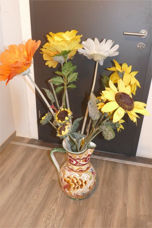 Bodenvase mit riesen Kunstblumen in Mindelheim