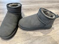 Ugg  Boots dunkel grau gr 40 wie neu Nordrhein-Westfalen - Euskirchen Vorschau