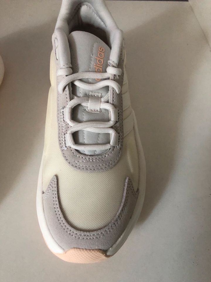 Adidas OZELLE CLOUDFOAM 37 1/3 Neu  OVP in München