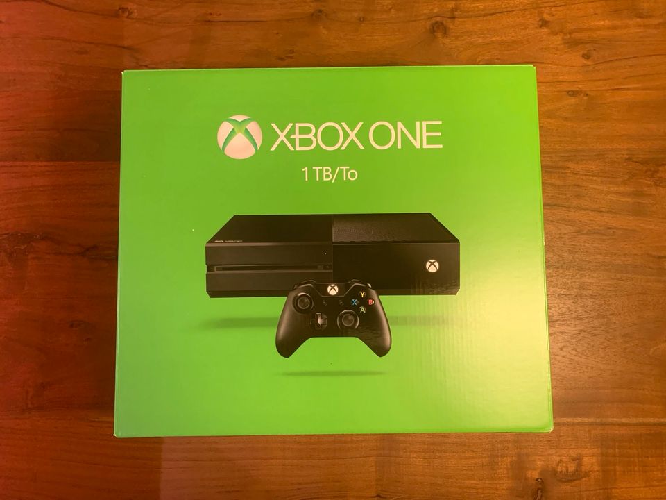 Xbox One (1 TB) / 2 Controller / 24 Spiele in Hamburg