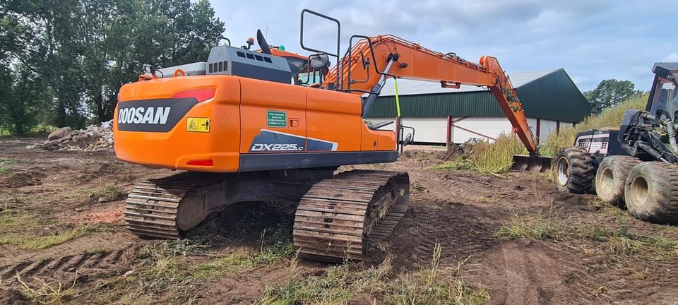 Doosan DX225 LC-5 Long Reach Langarm Kettenbagger Raupenbagger in Weener