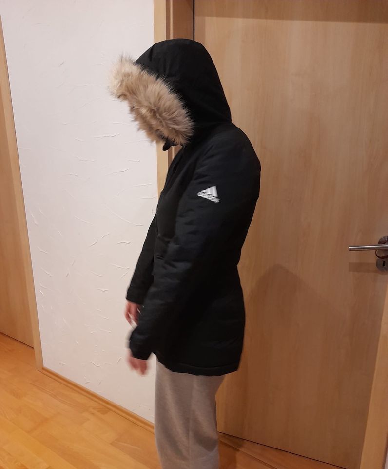 Adidas Winterjacke Größe S, Parka in Barsinghausen