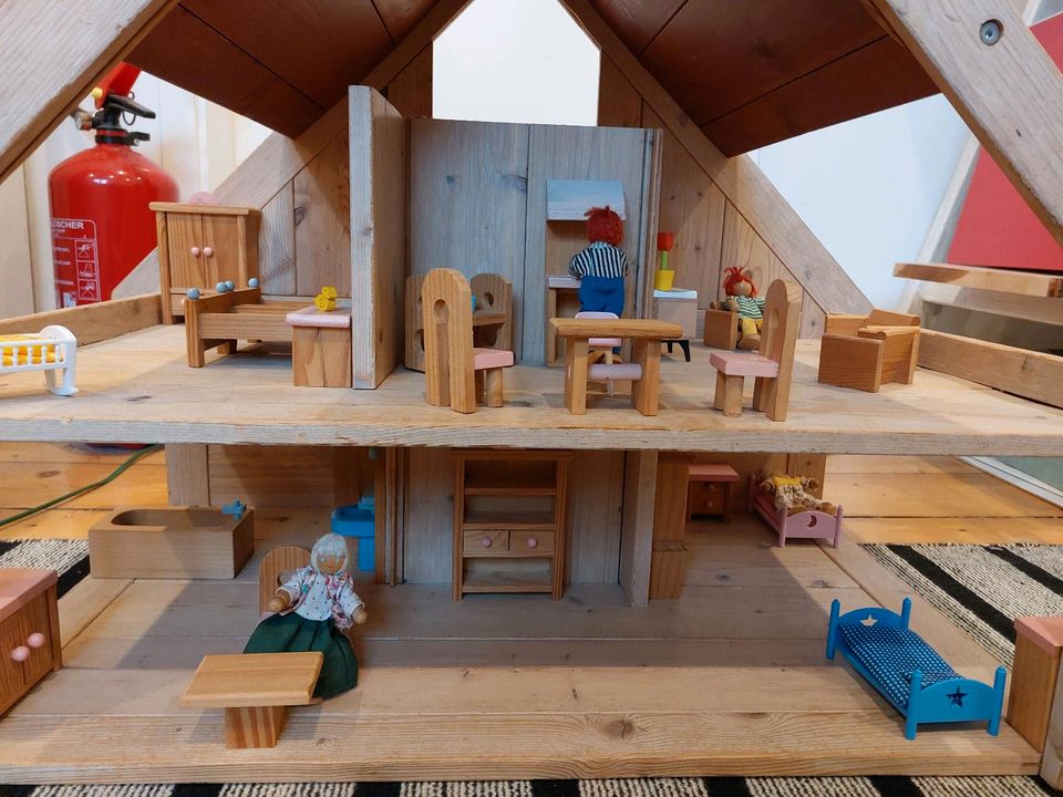 Puppenhaus Puppenstube aus Holz viel Zubehör in Kiel