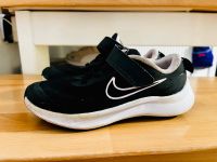 Nike Turnschuhe Sportschuhe Kinder Gr. 29,5 Nordrhein-Westfalen - Velbert Vorschau