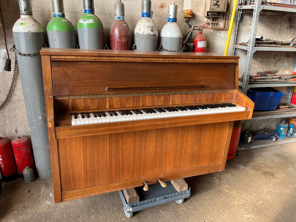 Klavier der Baldwin Piano Company in gebrauchtem Zustand in Hamburg