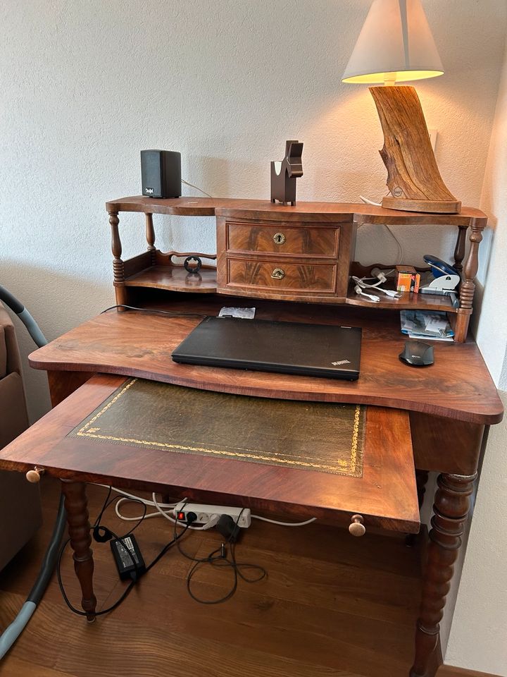Antiker Schreibtisch in Assamstadt